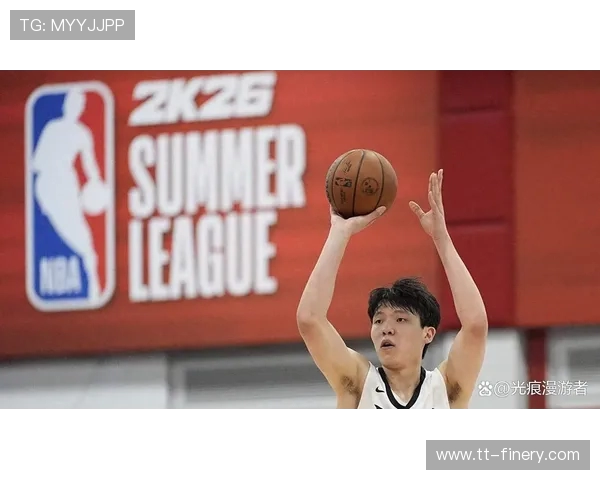 杨瀚森因背部拉伤缺席比赛便装现身替补席为队友加油助威