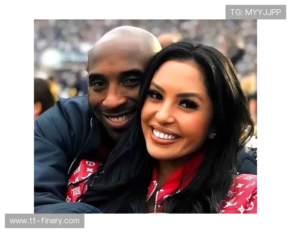 瓦妮莎分享与科比年轻时合照感动众人祝福情人节快乐